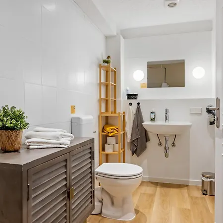 Grosszuegige Wohnung, 1 Min Zum Hafen *