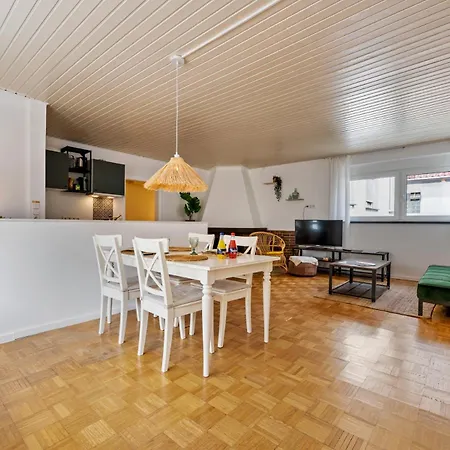 Grosszuegige Wohnung, 1 Min Zum Hafen 아파트 *