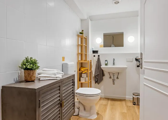 Grosszuegige Wohnung, 1 Min Zum Hafen *